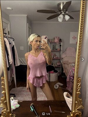 Zoie Burgher leaked photo #2