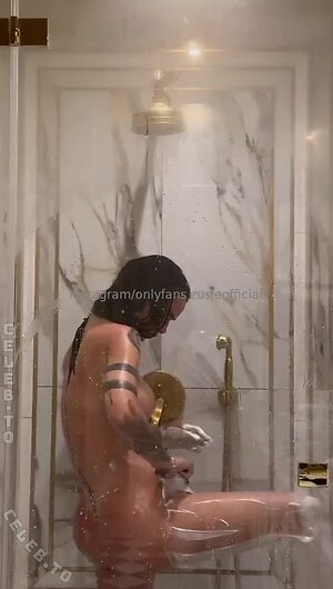 Zusje Nude Leaked Photo #6